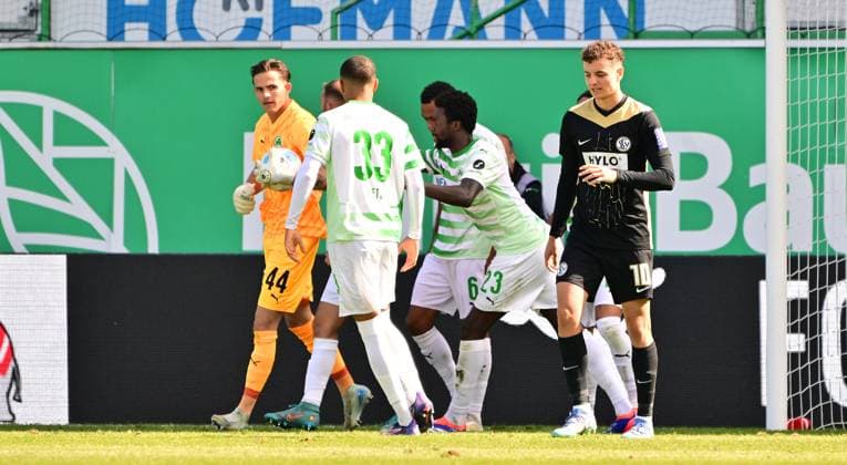 15 09 2024 Soccer season 2024 2025 2 Soccer Bundesliga 05 Matchday SpVgg Greuther Fürth Kleeblatt SV Elversberg SVE Sportfoto Zink MeZi xmexzix DFL regulations prohibit any use of photographs as image sequences and or quasi video only for editorial use Fisnik Asllani 10, SV Elversberg disappointed disappointment after missed penalty kick in the background Nahuel Noll 44, SpVgg Greuther Fürth