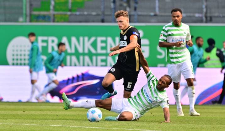 15 09 2024 Soccer Season 2024 2025 2 Soccer Bundesliga 05 Matchday SpVgg Greuther Fürth Kleeblatt SV Elversberg SVE Sportfoto Zink MeZi xmexzix DFL regulations prohibit any use of photographs as image sequences and or quasi video only for editorial use Robin Fellhauer 6, SV Elversberg Julian Green 37, SpVgg Greuther Fürth, right