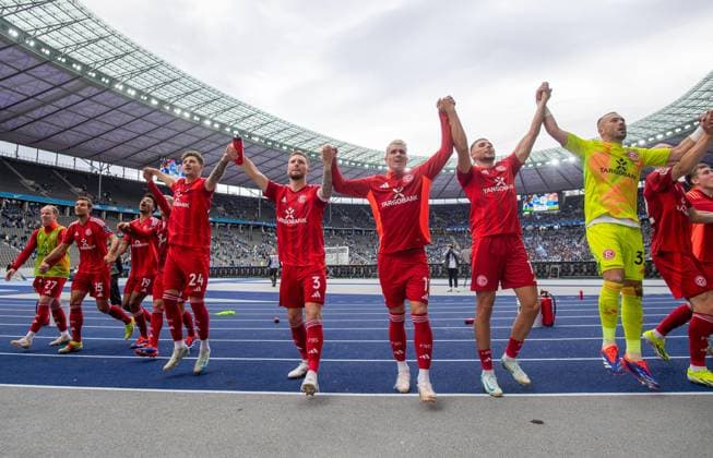 Soccer, Men, Season 2024 2025, 2 Bundesliga 5 Matchday , Hertha BSC Fortuna Düsseldorf, Düsseldorf cheers after the final whistle, 15 09 2024, Copyright: xSebastianxRäppold MatthiasxKochx