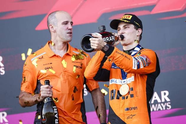 PIASTRI Oscar (aus), McLaren F1 Team MCL38, portrait podium celebration during the Formula 1 Azerbaijan Grand Prix 2024, 17th round of the 2024 Formula One World Championship, WM, Weltmeisterschaft from September 13 to 15, 2024 on the Baku City Circuit, in Baku, Azerbaijan - F1 - AZERBAIJAN GRAND PRIX 2024 DPPI Panoramic  240915_R17_AZERBAIJAN_DP_EA029530