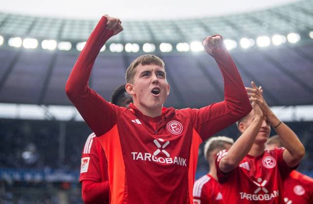 Soccer, Men, Season 2024 2025, 2 Bundesliga 5 Matchday , Hertha BSC Fortuna Düsseldorf, Isak Johannesson Fortuna Düsseldorf , Cheering after final whistle, 15 09 2024, Copyright: xSebastianxRäppold MatthiasxKochx