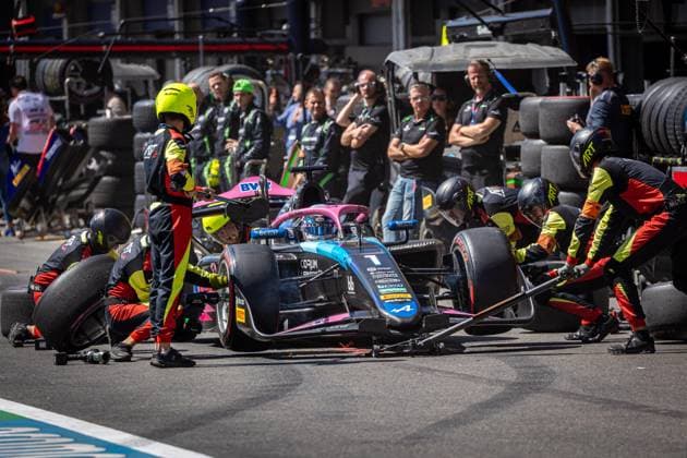 01 MARTINS Victor (fra), ART Grand Prix, Dallara F2 2024, action during the 12th round of the 2024 FIA Formula 2 Championship from September 13 to 15, 2024 on the Baku City Circuit, in Baku, Azerbaijan - AUTO - FORMULA 2 2024 - BAKU DPPI Panoramic  BAK_F2_R12_NB-9431