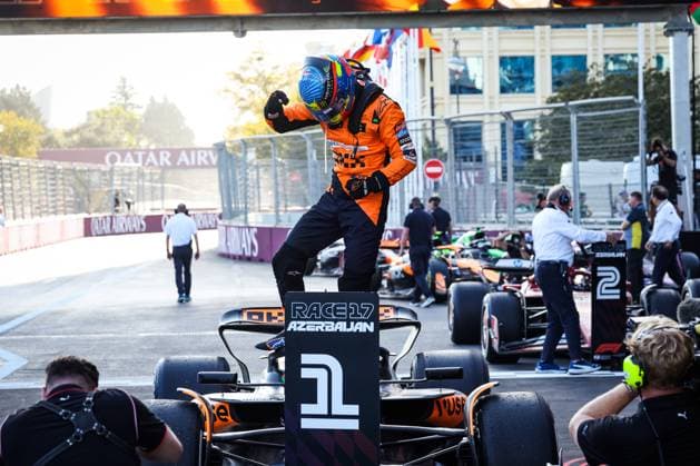 PIASTRI Oscar (aus), McLaren F1 Team MCL38, portrait celebrating victory during the Formula 1 Azerbaijan Grand Prix 2024, 17th round of the 2024 Formula One World Championship, WM, Weltmeisterschaft from September 13 to 15, 2024 on the Baku City Circuit, in Baku, Azerbaijan - F1 - AZERBAIJAN GRAND PRIX 2024 DPPI Panoramic  240915_R17_AZERBAIJAN_DP_FGDN0868