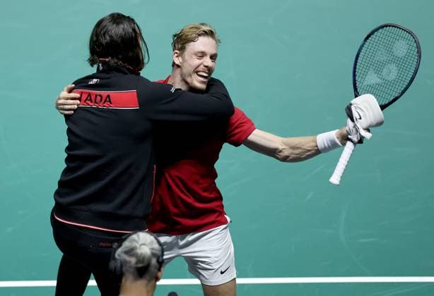 Tennis, Davis Cup, Großbritannien - Kanada Denis Shapovalov of Canada celebrates with Captain Frank Dancevic Davis Cup Group Stage Finals 2024, Day Six, AO Arena, Manchester, UK - 15 Sep 2024  Copyright: xEllaxLing Shutterstockx 14713349ac