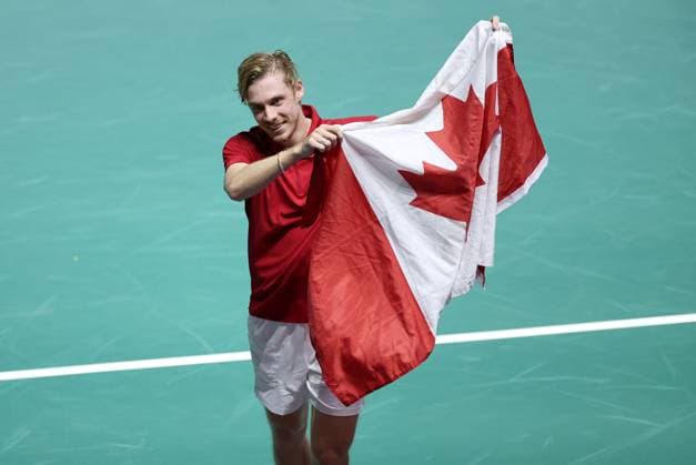 Tennis, Davis Cup, Großbritannien - Kanada Denis Shapovalov of Canada celebrates with the Canadian flag Davis Cup Group Stage Finals 2024, Day Six, AO Arena, Manchester, UK - 15 Sep 2024  Copyright: xEllaxLing Shutterstockx 14713349x