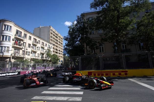 11 PEREZ Sergio (mex), Red Bull Racing RB20, action 55 SAINZ Carlos (spa), Scuderia Ferrari SF-24, action during the Formula 1 Azerbaijan Grand Prix 2024, 17th round of the 2024 Formula One World Championship, WM, Weltmeisterschaft from September 13 to 15, 2024 on the Baku City Circuit, in Baku, Azerbaijan - F1 - AZERBAIJAN GRAND PRIX 2024 DPPI Panoramic 240915_R17_AZERBAIJAN_XB3_6863