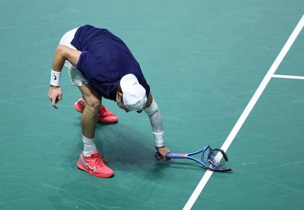 Bilder des Jahres 2024, Sport 09 September Sport Themen der Woche KW37 Sport Bilder des Tages Tennis, Davis Cup, Großbritannien - Kanada Jack Draper of GB smashes his racquet to pieces in anger Davis Cup Group Stage Finals 2024, Day Six, AO Arena, Manchester, UK - 15 Sep 2024  Copyright: xEllaxLing Shutterstockx 14713349bu