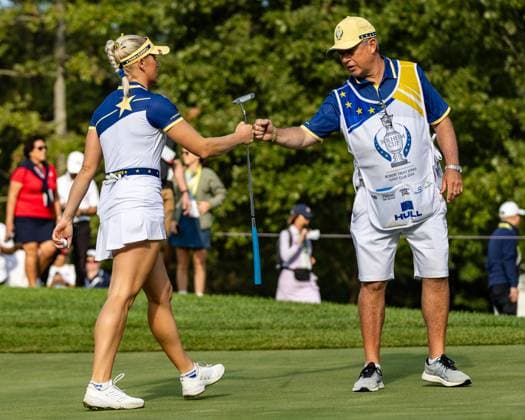 September 15, 2024, Gainesville, Va, USA: Team Europe s CHARLEY HULL celebrates with her caddy after winning the second hole during the singles matches on day three of the 2024 Solheim Cup. Gainesville USA - ZUMAb237 20240915_znp_b237_015 Copyright: xRobertxBlakleyx
