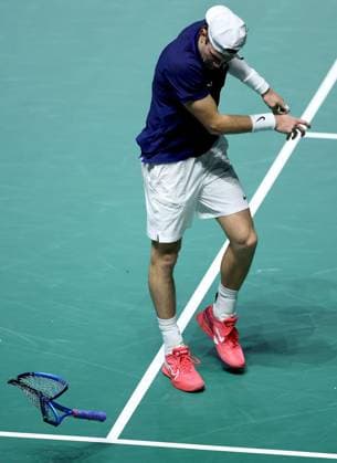 Tennis, Davis Cup, Großbritannien - Kanada Jack Draper of GB smashes his racquet to pieces in anger Davis Cup Group Stage Finals 2024, Day Six, AO Arena, Manchester, UK - 15 Sep 2024  Copyright: xEllaxLing Shutterstockx 14713349bv