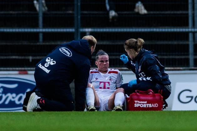 GOOGLE PIXEL Frauen Bundesliga 1 FC Köln SGS Essen 15 09 2024 Adriana Achcinska 1 FC Köln, 9 must be treated on the field GOOGLE PIXEL Frauen Bundesliga, 1 FC Köln SGS Essen, Köln, Franz Kremer Stadion am 15 09 2024 DFB REGULATIONS PROHIBIT ANY USE OF PHOTOGRAPHS AS IMAGE SEQUENCES AND OR QUASI VIDEO Copyright: xBEAUTIFULxSPORTS Wunderlx