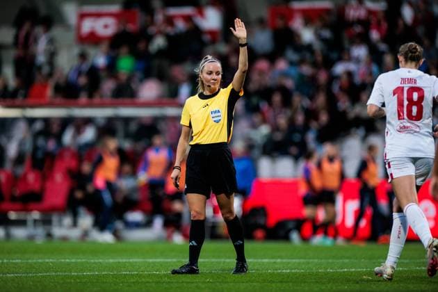 GOOGLE PIXEL Frauen Bundesliga 1 FC Köln SGS Essen 15 09 2024 Referee Fabienne Michel indicates offside GOOGLE PIXEL Frauen Bundesliga, 1 FC Köln SGS Essen, Köln, Franz Kremer Stadion am 15 09 2024 DFB REGULATIONS PROHIBIT ANY USE OF PHOTOGRAPHS AS IMAGE SEQUENCES AND OR QUASI VIDEO Copyright: xBEAUTIFULxSPORTS Wunderlx