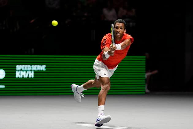 Tennis, Davis Cup, GroÃŸbritannien - Kanada 15th September 2024; AO Arena, Manchester, England; Davis Cup Finals, Group Stage, Group D Day 6; Felix Auger-Aliassime of Canada plays a backhand shot during his match against Jack Draper of Great Britain  ActionPlus12693404 StevenxFlynn
