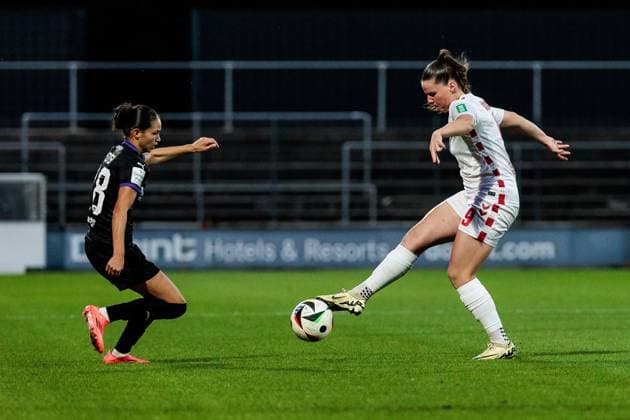GOOGLE PIXEL Frauen Bundesliga 1 FC Köln SGS Essen 15 09 2024 duel Kassandra Potsi SGS Essen, 28 , Adriana Achcinska 1 FC Köln, 9 GOOGLE PIXEL Frauen Bundesliga, 1 FC Köln SGS Essen, Köln, Franz Kremer Stadion am 15 09 2024 DFB REGULATIONS PROHIBIT ANY USE OF PHOTOGRAPHS AS IMAGE SEQUENCES AND OR QUASI VIDEO Copyright: xBEAUTIFULxSPORTS Wunderlx