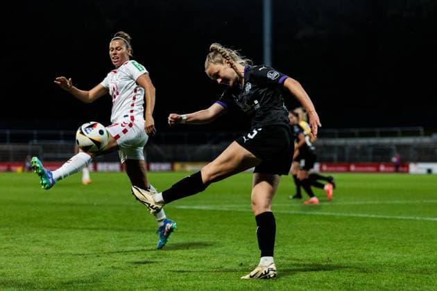 GOOGLE PIXEL Frauen Bundesliga 1 FC Köln SGS Essen 15 09 2024 duel Nicole Billa 1 FC Köln, 17 , Paula Flach SGS Essen, 5 GOOGLE PIXEL Frauen Bundesliga, 1 FC Köln SGS Essen, Köln, Franz Kremer Stadion am 15 09 2024 DFB REGULATIONS PROHIBIT ANY USE OF PHOTOGRAPHS AS IMAGE SEQUENCES AND OR QUASI VIDEO Copyright: xBEAUTIFULxSPORTS Wunderlx