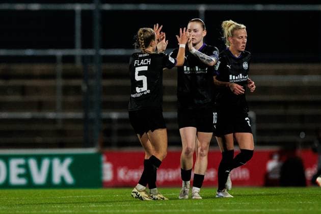 GOOGLE PIXEL Womens Bundesliga 1 FC Köln SGS Essen 15 09 2024 Cheering for 2 2 by Natasha Kowalski SGS Essen, 10 after penalty GOOGLE PIXEL Womens Bundesliga, 1 FC Köln SGS Essen, Köln, Franz Kremer Stadion on 15 09 2024 DFB REGULATIONS PROHIBIT ANY USE OF PHOTOGRAPHS AS IMAGE SEQUENCES AND OR QUASI VIDEO Copyright: xBEAUTIFULxSPORTS Wunderlx