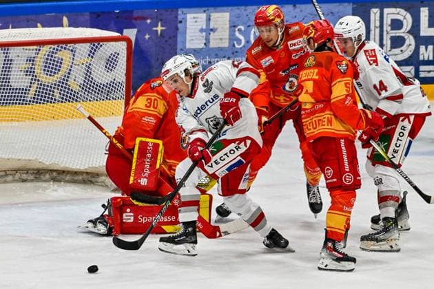 Sport Themen der Woche KW37 GER, DEL2, ESV Kaufbeuren vs Eisbären Regensburg 15.09.2024, energie schwaben arena, Kaufbeuren, GER, DEL2, ESV Kaufbeuren vs Eisbären Regensburg, im Bild Tor zum 0:1, Marvin Schmid (Regensburg, 13) bezwingt Daniel Fießinger Fiessinger (Kaufbeuren, 30) *** GER, DEL2, ESV Kaufbeuren vs Eisbären Regensburg 15 09 2024, energie schwaben arena, Kaufbeuren, GER, DEL2, ESV Kaufbeuren vs Eisbären Regensburg, pictured Goal at 0 1, Marvin Schmid Regensburg, 13 defeats Daniel Fießinger Fiessinger Kaufbeuren, 30 nordphotoxGmbHx xHafner nph00200