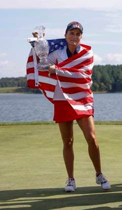 Sept 15, 2024: Lexi Thompson of team USA hoists the Solheim Cup after competing in the Solheim Cup on the Robert Trent Jones golf course in Gainesville, Virginia. CSM Gainesville United States of America - ZUMAc04_ 20240915_zma_c04_059 Copyright: xJustinxCooperx