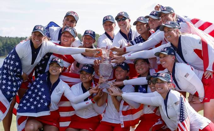 Sport Bilder des Tages Sept 15, 2024: Team USA poses with the Solheim Cup trophy after winning the Solheim Cup on the Robert Trent Jones golf course in Gainesville, Virginia. CSM Gainesville United States of America - ZUMAc04_ 20240915_zma_c04_064 Copyright: xJustinxCooperx