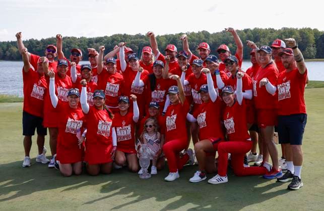 Sept 15, 2024: Team USA poses with the Solheim Cup trophy after winning the Solheim Cup on the Robert Trent Jones golf course in Gainesville, Virginia. CSM Gainesville United States of America - ZUMAc04_ 20240915_zma_c04_065 Copyright: xJustinxCooperx