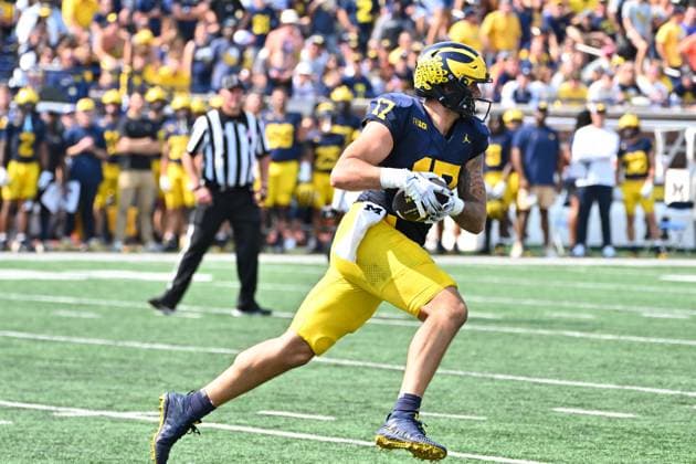 DETROIT, MI - SEPTEMBER 15: Michigan Wolverines tight end Marlin Klein (17) runs with a catch during the Detroit Lions versus the Tampa Bay Buccaneers game on Sunday September 15, 2024 at Ford Field in Detroit, MI. (Photo by Steven King Icon Sportswire) NFL, American Football Herren, USA SEP 15 Buccaneers at Lions EDITORIAL USE ONLY Icon258202409141240