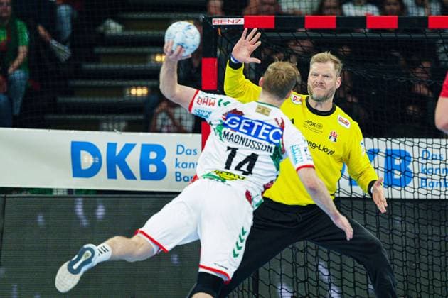 7 meter throw goal Omar Ingi Magnusson SC Magdeburg, 14 , Johannes Bitter Handball Sport Verein Hamburg, 01 GER, Handball Sport Verein Hamburg vs SC Magdeburg, Handball, Bundesliga, Matchday 2, Season 2024 2025, 15 09 2024 GER, Handball Sport Verein Hamburg vs SC Magdeburg, Handball, Bundesliga, Matchday 2, Season 2024 2025, 15 09 2024 Hamburg Copyright: xEibner-Pressefoto MarcelxvonxFehrnx EP_MFN