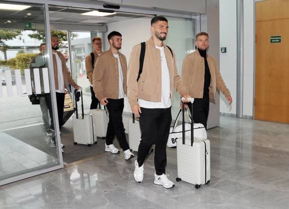 16 09 24 VfB Stuttgart departure Madrid Germany, Stuttgart, 16 09 2024, Football, Bundesliga, VfB Stuttgart, Stuttgart Airport departure to Champions League away match at Real Madrid f l Stefan Drljaca, Alexander Nübel, Dennis Seimen, Fabian Bredlow, Maximilian Mittelstädt