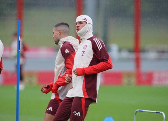 Munich, Germany September 16, 2024 Football, Men, Season 2024 2025, FC Bayern Munich, Säbener Strasse, Training ground, Final training, Champions League Thomas Müller, Mueller FC Bayern Munich with cap, cap, hood head, upper body in pouring rain