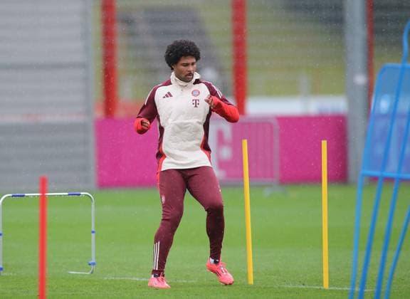 Munich, Germany 16 September 2024 Football, Men, Season 2024 2025, FC Bayern Munich, Säbener Strasse, Training ground, Final training, Champions League Serge Gnabry FC Bayern Munich warming up