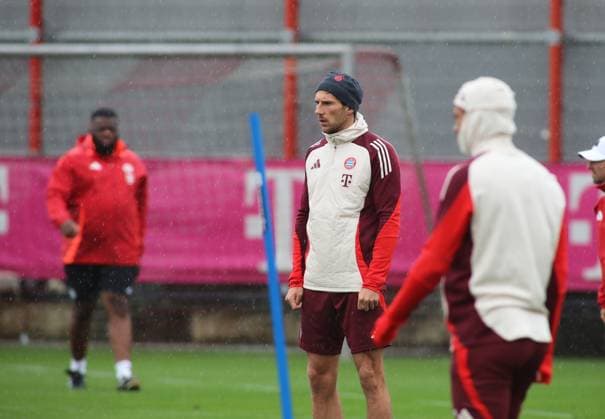Munich, Germany September 16, 2024 Football, Men, Season 2024 2025, FC Bayern Munich, Säbener Strasse, Training ground, Final training, Champions League Leon Goretzka FC Bayern Munich standing during warm-up, reflecting, reflective