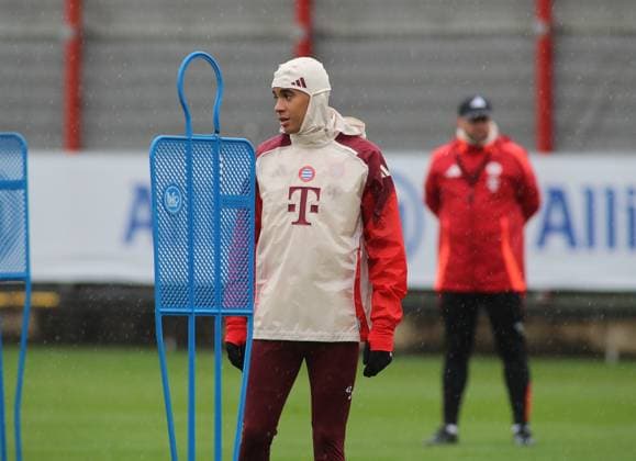 Munich, Germany 16 September 2024 Football, Men, 2024 2025 season, FC Bayern Munich, Säbener Strasse, training ground, final training, Champions League Jamal Musiala FC Bayern Munich head, upper body in pouring rain