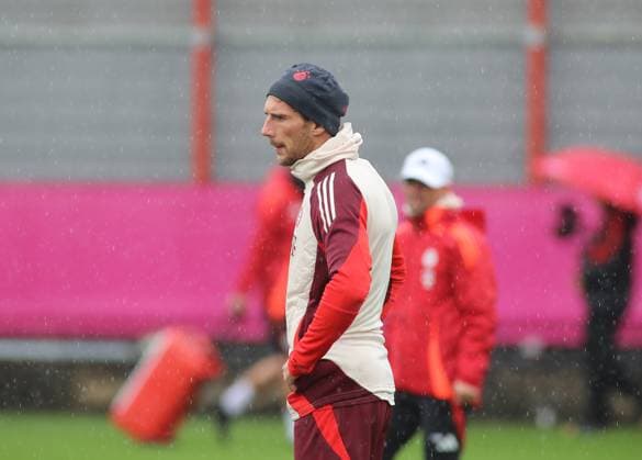 Munich, Germany September 16, 2024 Football, Men, 2024 2025 season, FC Bayern Munich, Säbener Strasse, training ground, final training, Champions League Leon Goretzka FC Bayern Munich head, upper body, standing sideways, thinking, pondering, in thought, considering