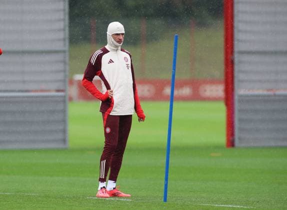 Munich, Germany September 16, 2024 Football, Men, Season 2024 2025, FC Bayern Munich, Säbener Strasse, Training ground, Final training, Champions League Thomas Müller, Mueller FC Bayern Munich standing with space cap, cap, rain cover