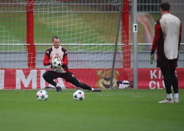Munich, Germany September 16, 2024 Football, Men, Season 2024 2025, FC Bayern Munich, Säbener Strasse, Training ground, Final training, Champions League Manuel Neuer FC Bayern Munich catches a ball during goalkeeper training