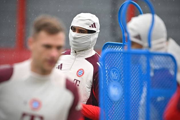 Jamal MUSIALA Bayern Muenchen protects himself from the heavy rain, covered, final training, training on 16 09 2024 Football Champions League , FC Bayern Muenchen GNK Dinamo Zagreb