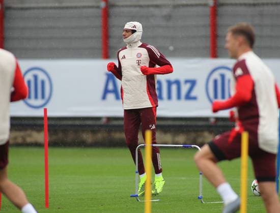 Munich, Germany 16 September 2024 Soccer, Men, Season 2024 2025, FC Bayern Munich, Säbener Strasse, Training ground, Final training, Champions League Michael Olise FC Bayern Munich warming up, well wrapped, single action, cutout, full body shot