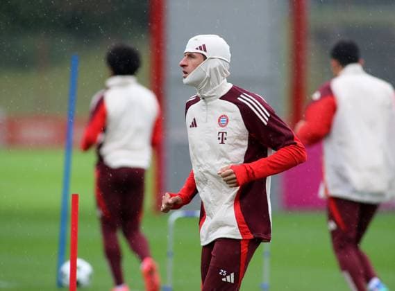Munich, Germany September 16, 2024 Football, Men, Season 2024 2025, FC Bayern Munich, Säbener Strasse, Training ground, Final training, Champions League Thomas Müller, Mueller FC Bayern Munich head, upper body during warm-up with cap, hat, scarf