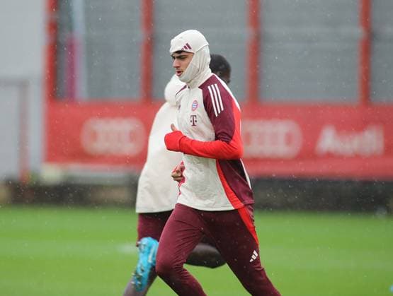 Munich, Germany 16 September 2024 Football, Men, Season 2024 2025, FC Bayern Munich, Säbener Strasse, Training ground, Final training, Champions League Aleksandar Pavlovic FC Bayern Munich warming up