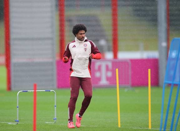 Munich, Germany 16 September 2024 Football, Men, Season 2024 2025, FC Bayern Munich, Säbener Strasse, Training ground, Final training, Champions League Serge Gnabry FC Bayern Munich warming up, single action, free position, full body shot