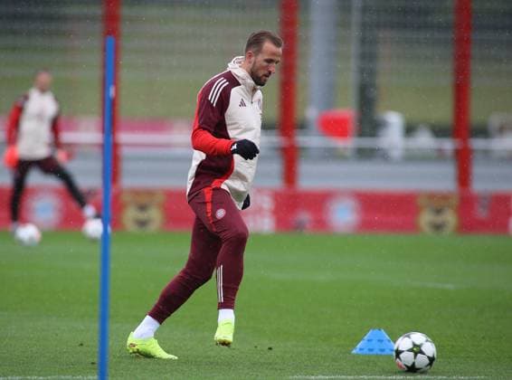 Munich, Germany September 16, 2024 Soccer, Men, Season 2024 2025, FC Bayern Munich, Säbener Strasse, Training ground, Final training, Champions League Harry Kane FC Bayern Munich with ball during training match, single action, free position, full body shot