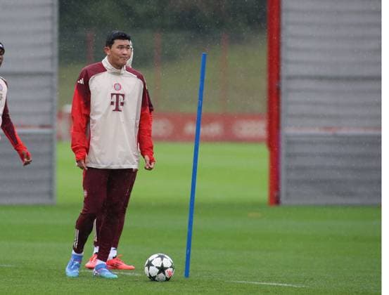 Munich, Germany September 16, 2024 Football, Men, Season 2024 2025, FC Bayern Munich, Säbener Strasse, Training ground, Final training, Champions League Minjae Kim, Min jae Kim FC Bayern Munich standing with ball, single action, free position, full body shot
