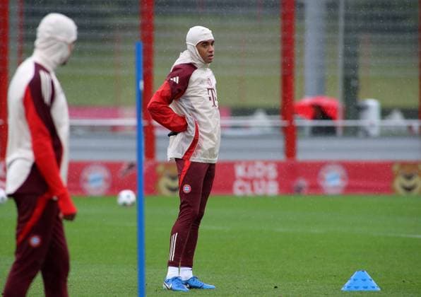 Munich, Germany 16 September 2024 Soccer, Men, Season 2024 2025, FC Bayern Munich, Säbener Strasse, Training ground, Final training, Champions League Jamal Musiala FC Bayern Munich standing on the training ground, looking, watching, single action, cutout, full body shot