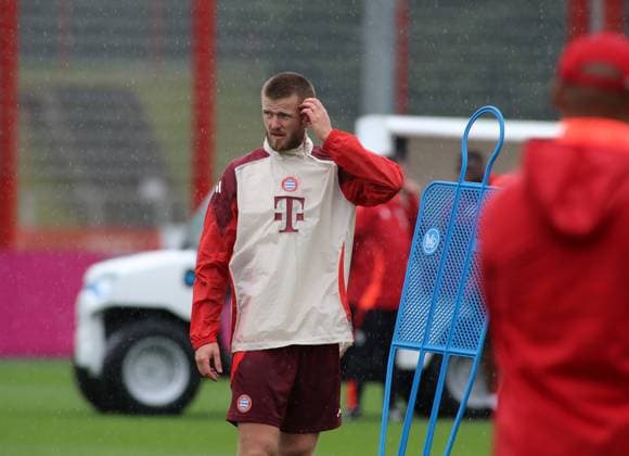 Munich, Germany 16 September 2024 Football, men, 2024 2025 season, FC Bayern Munich, Säbener Strasse, training ground, final training session, Champions League Eric Dier FC Bayern Munich scratches his head, gesture, facial expression, thinking, thoughtful