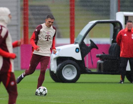 Munich, Germany September 16, 2024 Football, Men, Season 2024 2025, FC Bayern Munich, Säbener Strasse, Training ground, Final training, Champions League Joao Palhinha FC Bayern Munich plays a ball