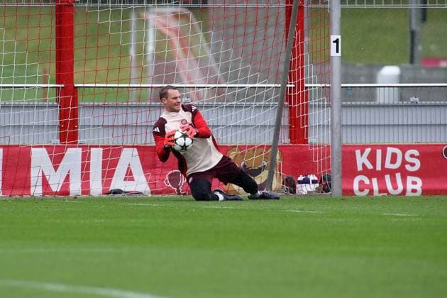 Munich, Germany 16 September 2024 Football, Men, Season 2024 2025, FC Bayern Munich, Säbener Strasse, Training ground, Final training, Champions League Manuel Neuer FC Bayern Munich catches a ball during goalkeeper training, single action, free position, full body shot