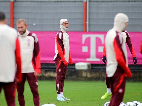 Munich, Germany September 16, 2024 Football, Men, Season 2024 2025, FC Bayern Munich, Säbener Strasse, Training ground, Final training, Champions League Leroy Sane FC Bayern Munich standing on the training ground with cap, scarf, look