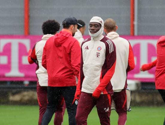 Munich, Germany 16 September 2024 Football, Men, Season 2024 2025, FC Bayern Munich, Säbener Strasse, Training ground, Final training, Champions League Alphonso Davies FC Bayern Munich head, upper body during warm-up