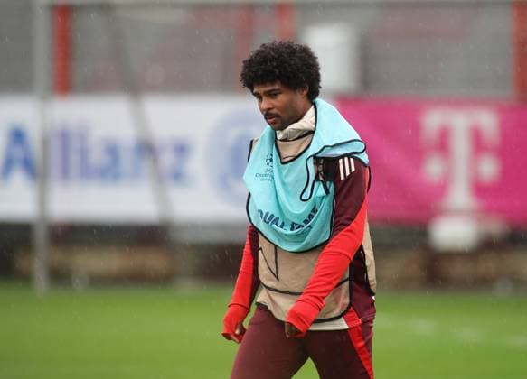 Munich, Germany September 16, 2024 Football, Men, Season 2024 2025, FC Bayern Munich, Säbener Strasse, Training ground, Final training, Champions League Serge Gnabry FC Bayern Munich head, upper body with shirt, looking down, thinking, in thoughts