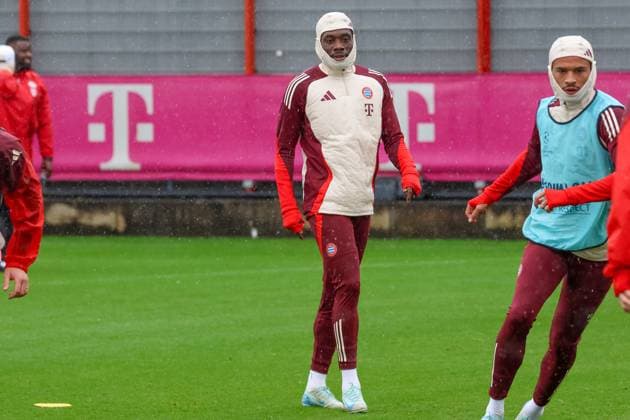 Alphonso Davies FC Bayern Muenchen, 19 with Leroy Sane FC Bayern Muenchen, 10 at training in the rain, Final training, FC Bayern Muenchen, Football, UEFA Champions League, Matchday 1, Season 24 25, 16 09 2024, Final training, FC Bayern Muenchen, Football, UEFA Champions League, Matchday 1, Season 24 25, 16 09 2024 Muenchen Copyright: xEibner-Pressefoto JennixMaulx EP_JML