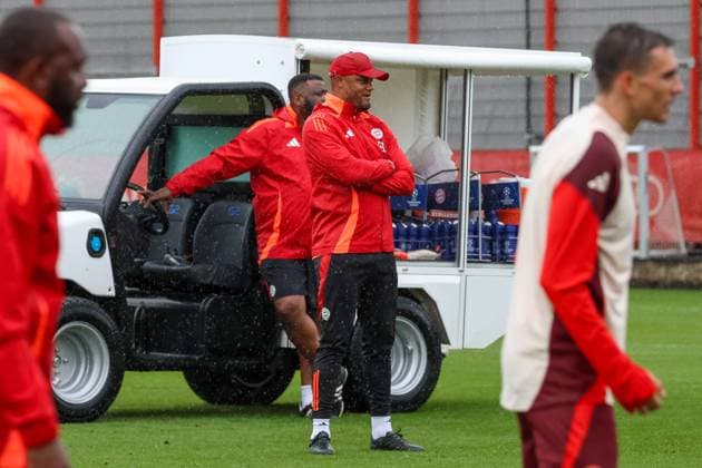 Vincent Kompany FC Bayern Muenchen, Head coach training in the rain, Final training, FC Bayern Muenchen, Football, UEFA Champions League, Matchday 1, Season 24 25, 16 09 2024, Final training, FC Bayern Muenchen, Football, UEFA Champions League, Matchday 1, Season 24 25, 16 09 2024 Muenchen Copyright: xEibner-Pressefoto JennixMaulx EP_JML