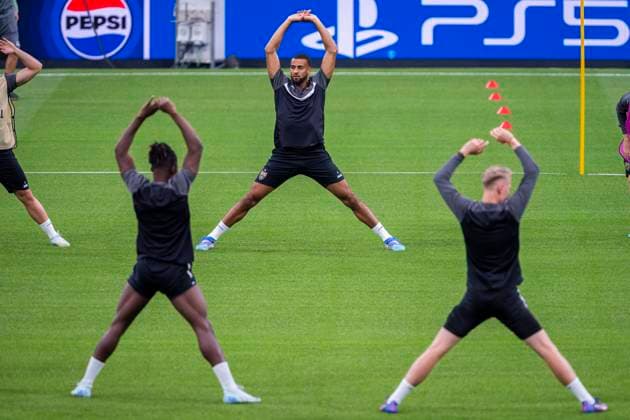Champions League 2024 25 League Phase MD1: VfB Stuttgart Pitch Walk and press conference, PK, Pressekonferenz Josha Vagnoman of VfB Stuttgart (C) seen training with his teammates during the VfB Stuttgart Pitch Walk and Press Conference ahead of their UEFA Champions League football match against Real Madrid at Estadio Santiago Bernabeu on September 16, 2024 in Madrid, Spain. Madrid Estadio Santiago Bernabeu Madrid Spain Copyright: xAlbertoxGardinx AGardin_20240916_Football_Champions_Stuttgart_PC_078